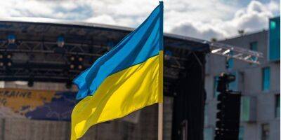 Бросил на землю и поджег. В Эстонии мужчина получил условный срок за осквернение флага Украины