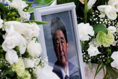 Япония возмущена государственными похоронами убитого экс-премьера: люди вышли на протесты