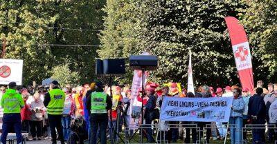 ФОТО: Протестующие у Кабмина медики требуют повышения зарплат