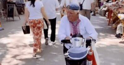 Включал украинские песни: пенсионер на коляске собирал деньги на ВСУ в оккупированном Херсоне