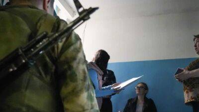 Оккупанты закрыли Энергодар и с оружием заставляют местных голосовать на "референдуме"