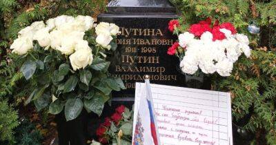 Ваш сын безобразно себя ведет: активисты оставили послание на могиле родителей Путина (фото)