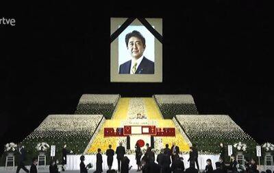 В Японии прошли похороны убитого премьера