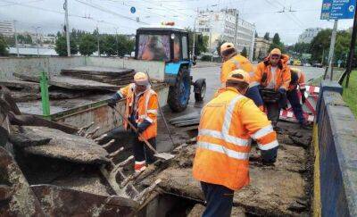Комунальники почали розбирати аварійний міст у Києві