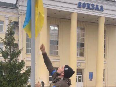 В освобожденном Купянске-Узловом подняли флаг Украины. Видео