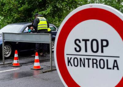 Чехия временно возобновит пограничный контроль со Словакией