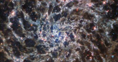 Изображение далекой галактики. Телескоп Уэбба "увидел" то, чего не смог показать телескоп Хаббл (фото)