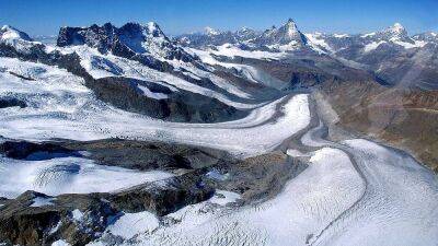 Ледники Швейцарии стремительно тают: 2022 год стал для них катастрофическим