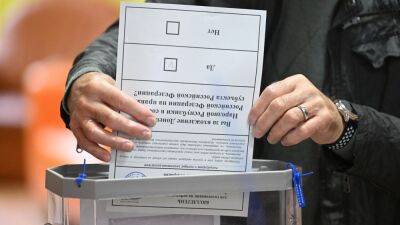 "Голосували всі - від немовлят до лежачих": окупанти повідомили, скільки людей прийшло на "референдум" у містах Луганщини