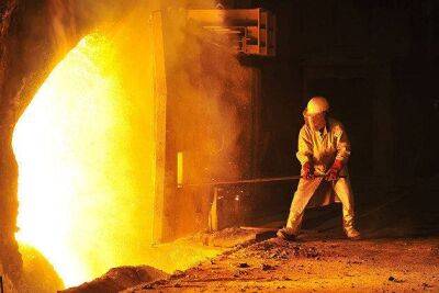 Bloomberg: Лондонская биржа металлов обсудит запрет новых поставок металла из России