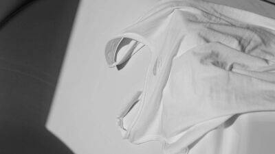 Как отстирать пятна с белой одежды: 5 лайфхаков
