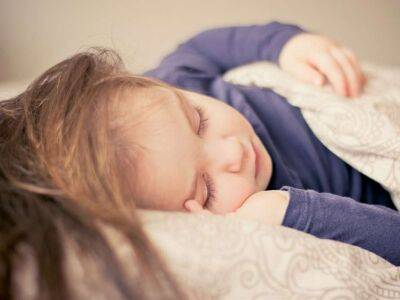 Вчені назвали найкращу позу для здорового сну