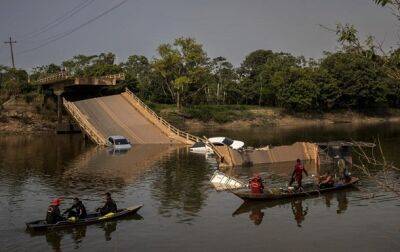 В Бразилии мост рухнул в реку вместе с автомобилями