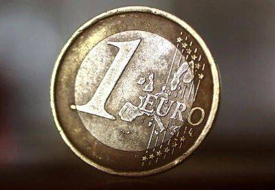 Средний курс евро со сроком расчетов "завтра" по итогам торгов составил 55,4676 руб.