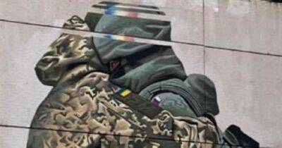 Ложный мир: в Мельбурне нарисовали мурал с обнимающимися украинским и российским солдатами