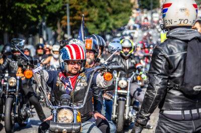 По улицам Праги проехали 1000 мотоциклов Harley-Davidson: видео