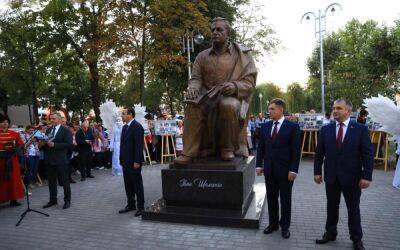 Памятник Ивану Шамякину открыли в Добруше