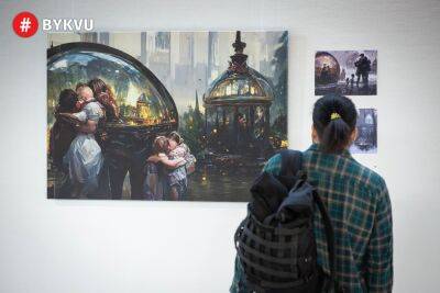 У Києві вперше представили виставку картин, згенерованих штучним інтелектом. На них історії порятунку сімей з гарячих точок: фото