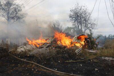 Масштабный пожар в селе севернее Харькова продолжат тушить после завершения обстрелов — ГСЧС (видео)