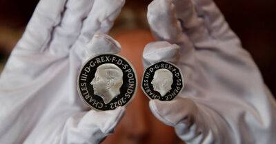 В Британии показали первые монеты с портретом короля Карла III