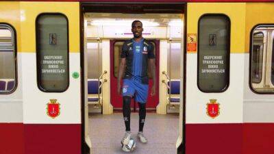 Черноморец подписал форварда из Конго: игрока презентовали в одесском метро – видео
