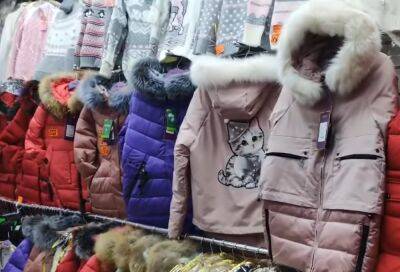 Детям в Украине бесплатно раздадут зимнюю одежду: как получить помощь
