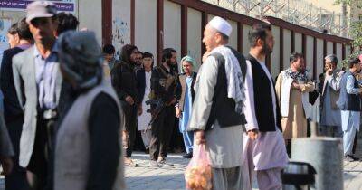 Смертник взорвал бомбу в учебном центре Кабула: более 20 человек погибли (фото)