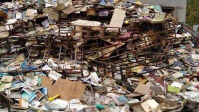 "Так выглядит современный фашизм": оккупанты массово уничтожали украинские учебники в Мариуполе