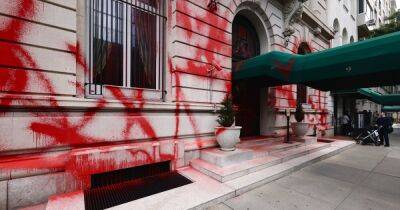 Здание консульства РФ в Нью-Йорке облили красной краской (видео)
