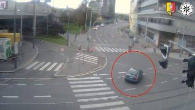 Вождение в стиле GTA: угонщик устроил опасный заезд прямо посреди Праги – видео