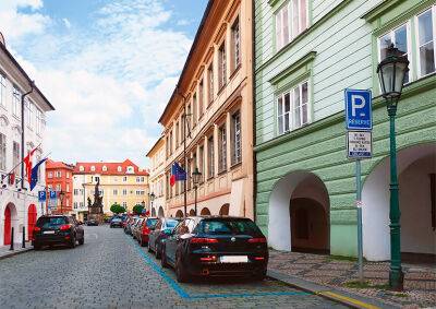 Прага не планирует менять правила парковки для украинских беженцев