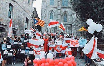 «Бело-красно-белый флаг висел на мэриях некоторых городов Каталонии»