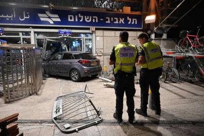 70-летняя водительница въехала в ворота железнодорожной станции в центре Тель-Авива
