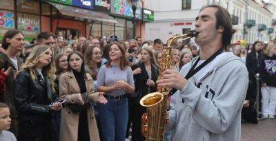 ФОТОФАКТ: Учащиеся Гродненского музыкального колледжа устроили флешмоб на День города