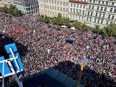 В Праге 70 тыс. человек вышли на антиправительственный митинг. Среди требований – отмена антироссийских санкций, газовые контракты с РФ и "военный нейтралитет"