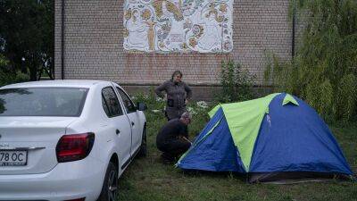 Жители Никополя спят в палатках из-за обстрелов вблизи ЗАЭС