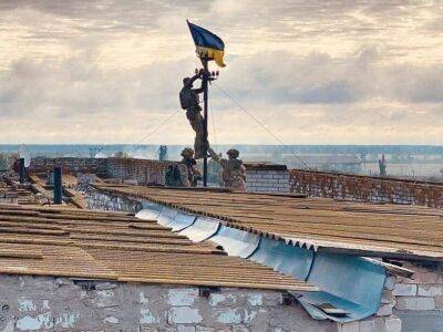 Зеленский заявил, что украинские флаги возвращаются "туда, где должны быть". В ОП пишут: Высокополье – Украина