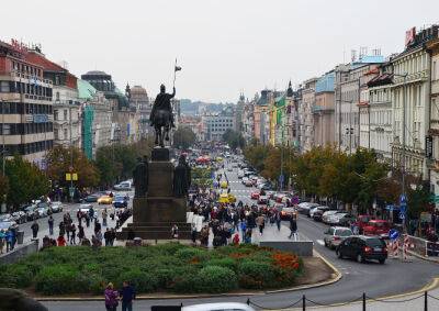 Агрессивный мужчина напал на прохожих и полицейского в центре Праги
