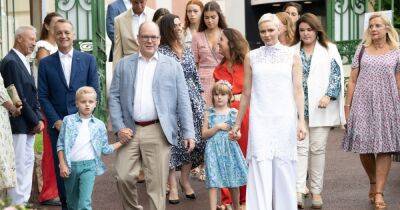Грустные глаза и короткая стрижка: княгиня Шарлен снова появилась на публике с мужем и детьми