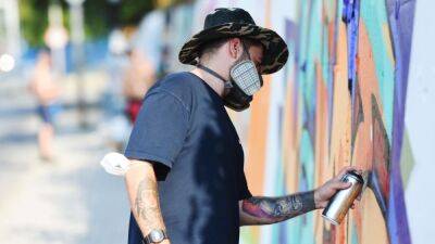 В Мельбурне художник после критики закрасил антивоенную фреску