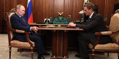 Почему Путин постоянно хватается за стол — объясняет невролог