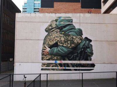 В Австралии художник нарисовал мурал с обнимающимися солдатами Украины и РФ, вызвав шквал критики