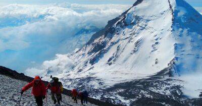 Из двенадцати умерли девять. В РФ вторые сутки не могут спасти альпинистов, застрявших на вулкане