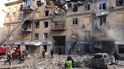 Удар по Харькову: из-под завалов жилого дома спасли трех человек