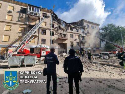 В центре Харькове спасатели разбирают руины на местах утренних "прилетов", из-под завалов достали трех человек