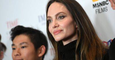 Черно-белая классика: Анджелина Джоли в самом универсальном ансамбле для шопинга