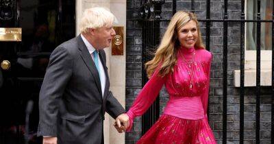 Жена Бориса Джонсона покинула резиденцию премьер-министра в розовом платье за полтысячи фунтов