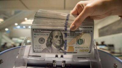 «ПриватБанк» перестав видавати у касах готівкові долари