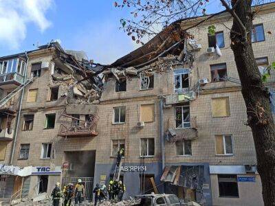 В разрушенной ракетой многоэтажке в Харькове жили всего 3 человека. По этому кварталу бьют с первого дня войны