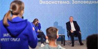 «Маниакально дергал ногами». Таблоиды обсуждают новые странности в поведении Путина во время двух встреч со школьниками